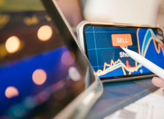 Analyste multimarchés examinant Bitcoin, Ethereum et les options forex